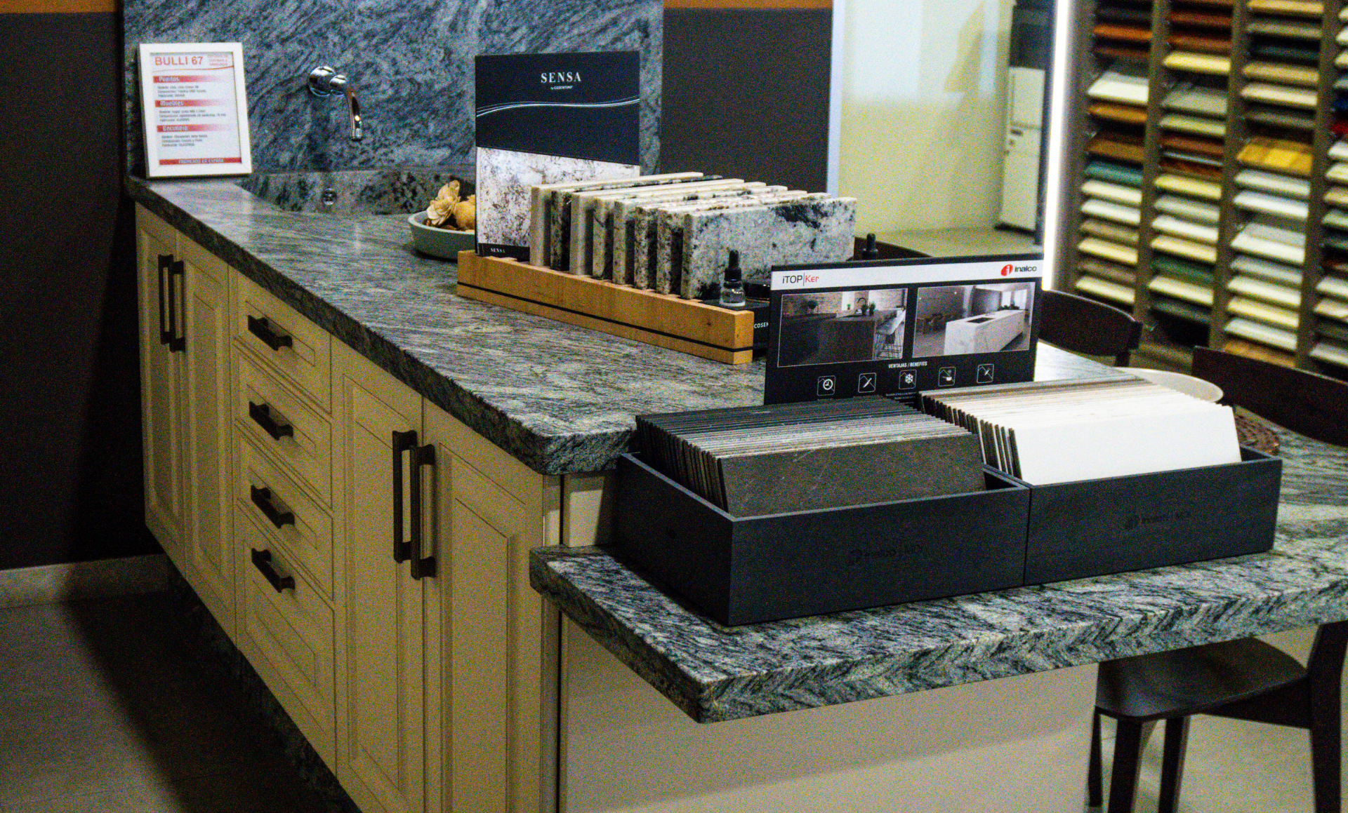 Foto tienda con catálogos