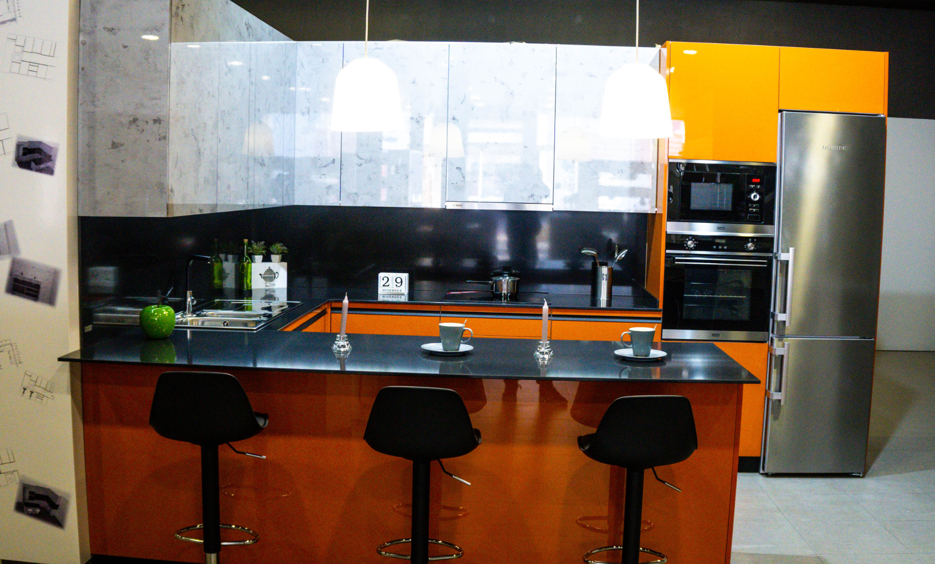 Cocina en tonos oscuros y amarillos