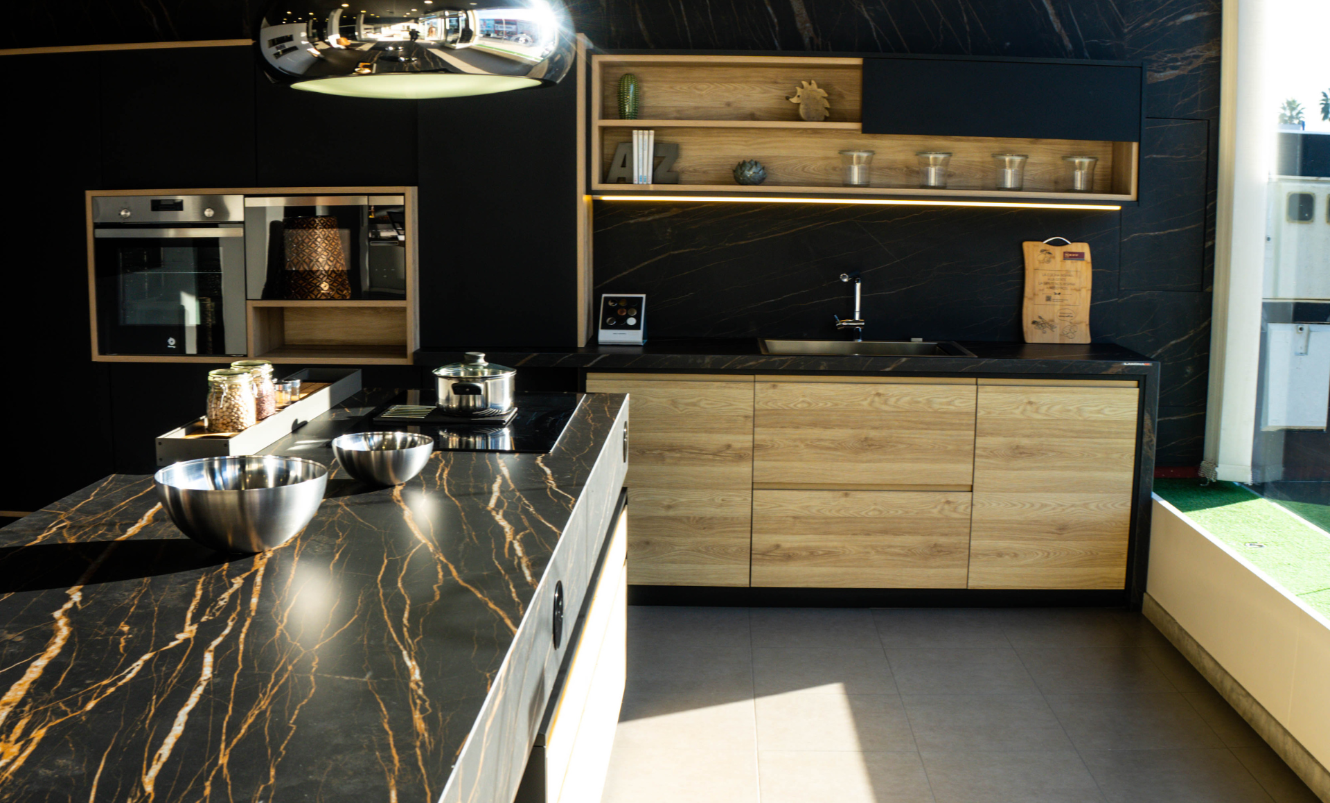 Cocina en tonos oscuros y madera